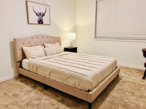 Modern living, private room&bath, 15min airport & downtown